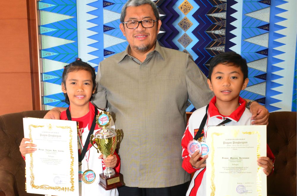  Aher Berikan Beasiswa Atlet Muda Peraih Emas Karate di Jerman