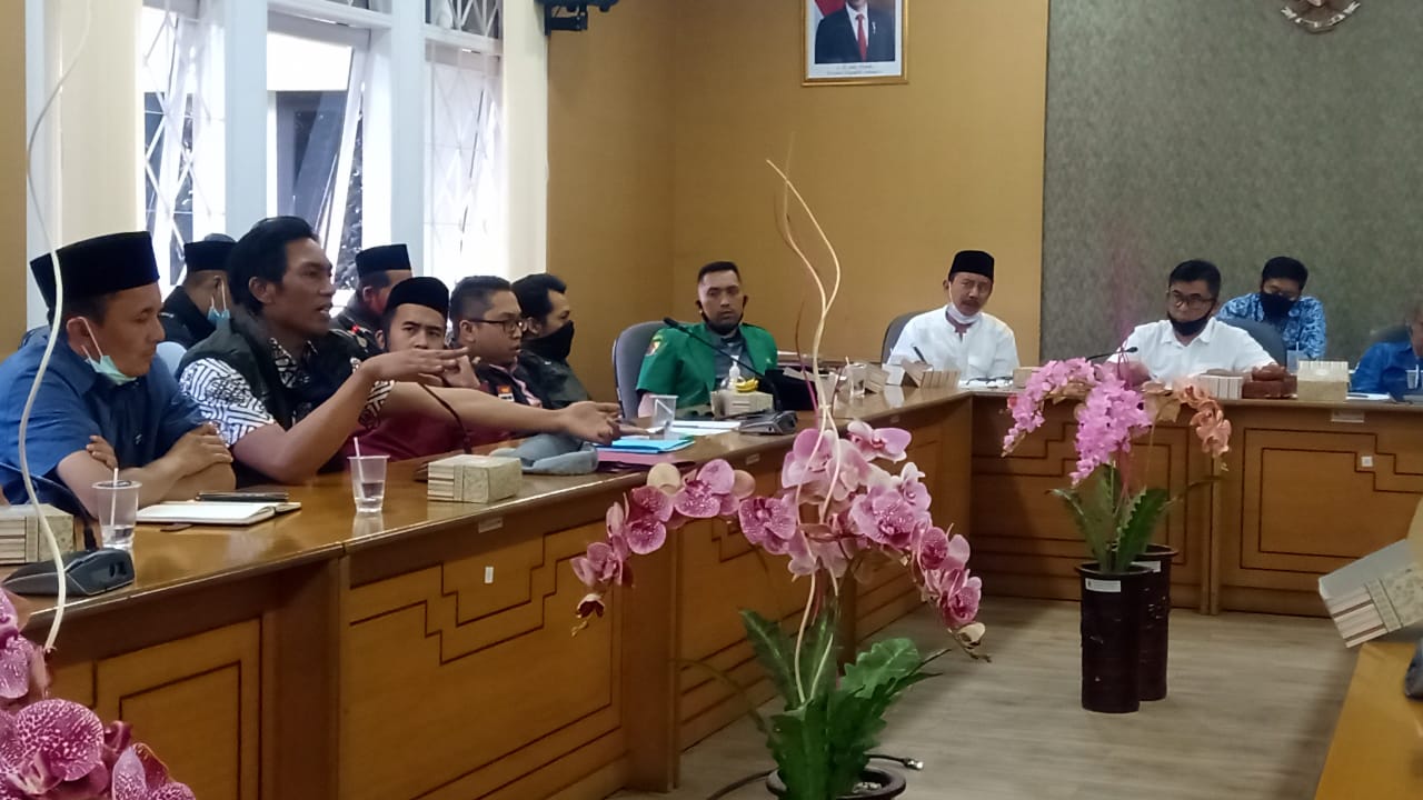 Diusir Perusahaan, Puluhan Warga Kertasari Datangi DPRD Kab Bandung